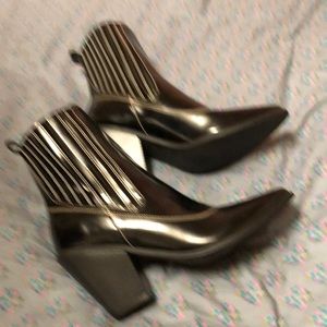 NWOB Shoe dazzle, black pointy, toed western style boots with stitching in white